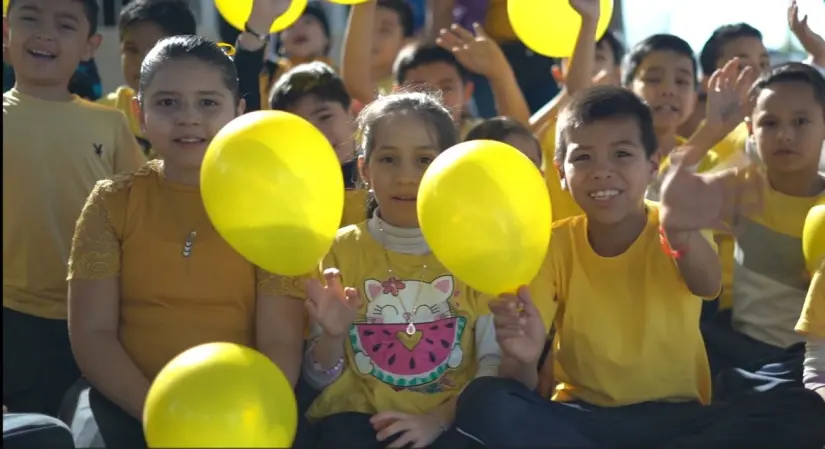 Muy felices los niños celebraron el noveno aniversario de su primaria.