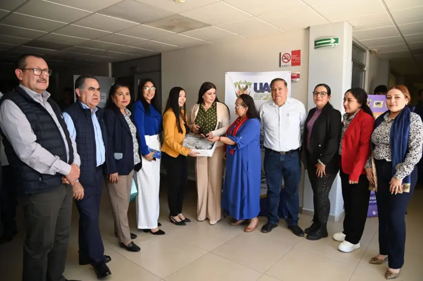 Directora del programa Unidad de Bienestar Universitario, Dra. Sofía Angulo de Madueña, recibiendo el donativo