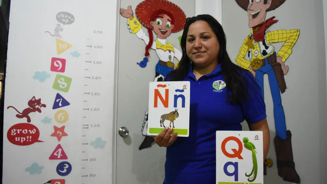 La maestra Bianca Navidad es una mujer muy dedicada y ayuda a sus estudiantes a vencer sus retos.