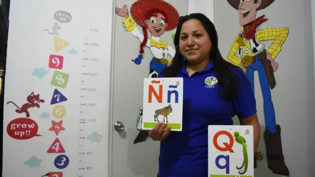 La maestra Bianca Navidad es una mujer muy dedicada y ayuda a sus estudiantes a vencer sus retos.