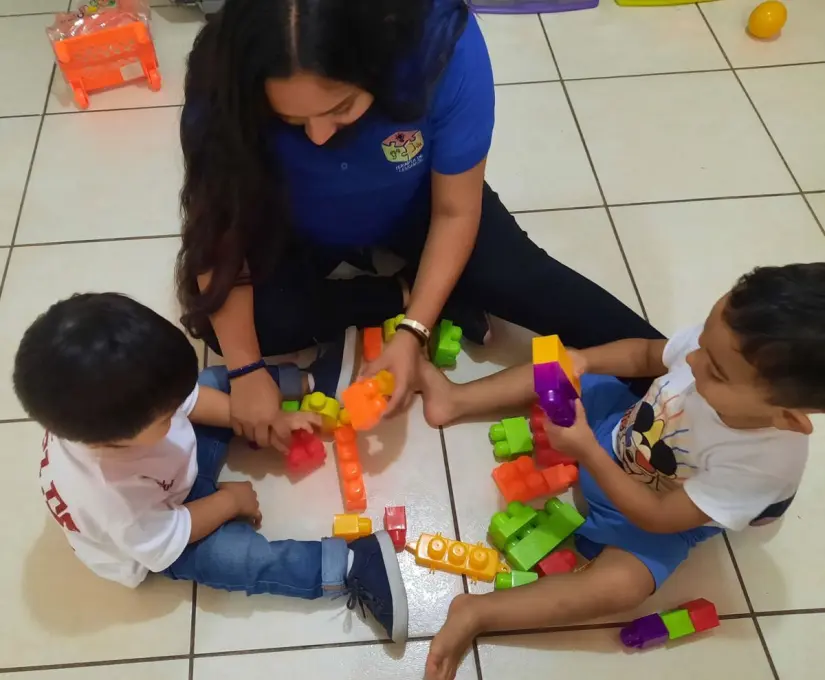 Con mucha dedicación, la maestra Bianca Navidad se esfuerza cada día para sus estudiantes.