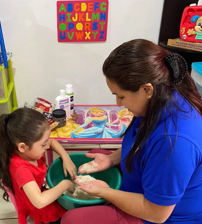 La actitud positiva hacia sus estudiantes le ha permitido el éxito y el progreso de los niños.