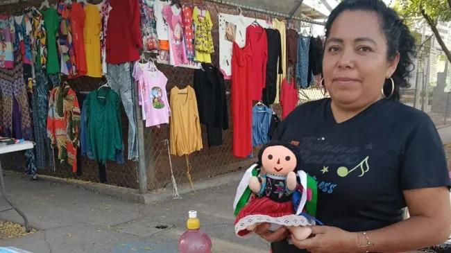 Para Nancy Martínez, la venta de dulces afuera del kinder Antonio Toledo Corro en Alturas del Sur ha sido un buen sustento para su familia. Fotos: Lino Ceballos.