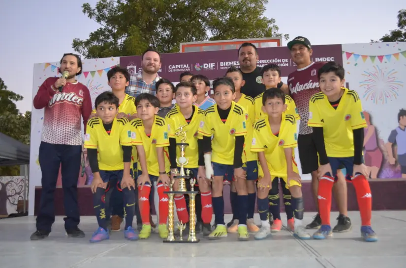 El equipo del Nido Águila se coronaron como campeones en el torneo de festejos de la colonia 5 de febrero.