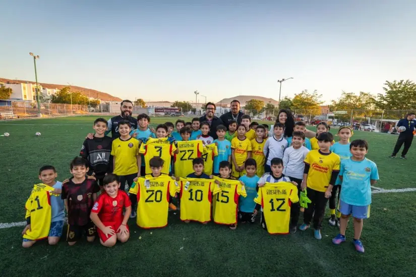 Niños y niñas del equipo Nido Águila de Alturas del Sur recibieron uniformes gratis.