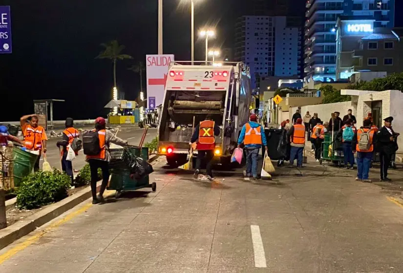 Trabajadores de Aseo Urbano y Parques Y Jardines en acción de limpieza