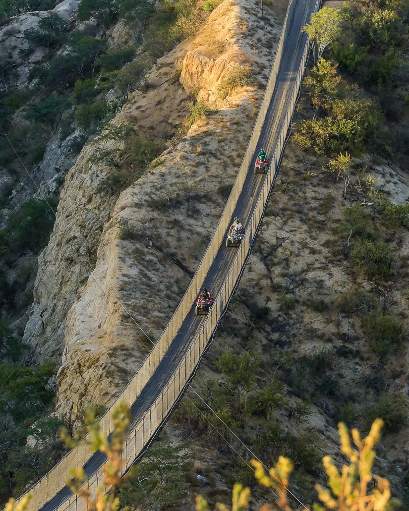 Este es el puente de madera más largo de México. Foto: Facebook Wild Canyon.