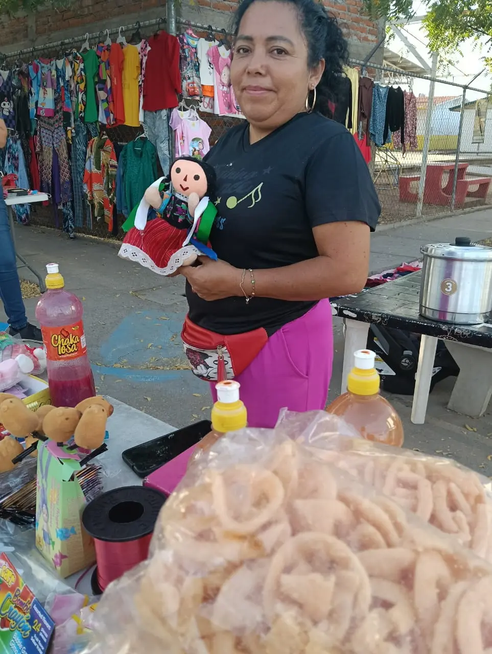 La venta de dulces y viejitas son el mejor oficio para Nancy. Foto: Lino Ceballos.