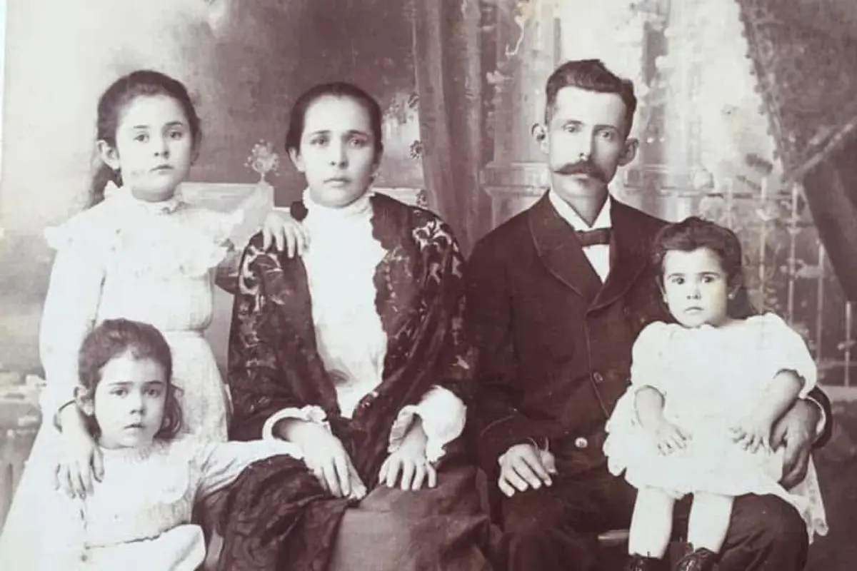 La familia Rodriguera Gracia fue la antigua propietaria de la hacienda de Loma de Rodriguera: Don Luis Alejandro Rodriguera Izábal y doña Rafaela Gracia Gerardo, con sus hijas Josefa, Esther y Rafaela.  Cortesía