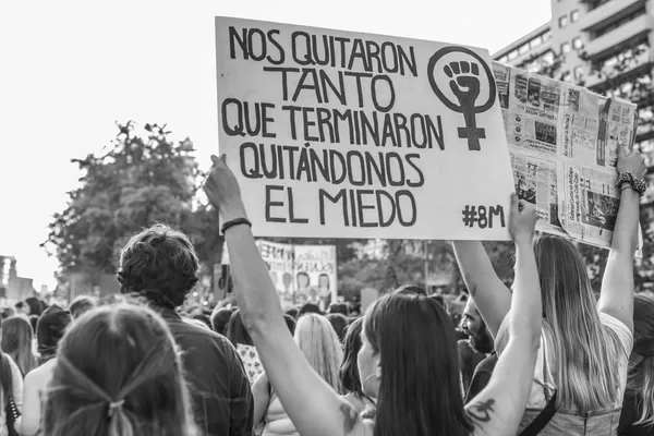 Toma precauciones al asistir a una marcha por el 8M. Foto: Depositphotos.