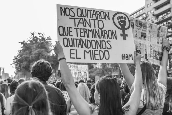 Toma precauciones al asistir a una marcha por el 8M. Foto: Depositphotos. 