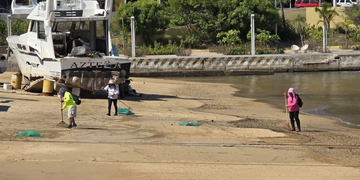 Playa Golfito de Acapulco se limpia para ofrecer espacios seguros y saludables a turistas.