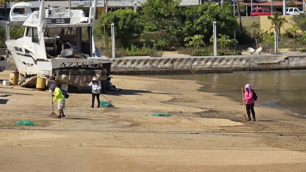 Playa Golfito de Acapulco se limpia para ofrecer espacios seguros y saludables a turistas.
