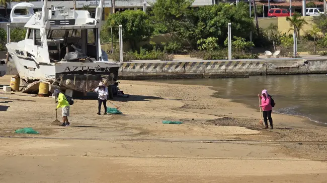 Playa Golfito de Acapulco se limpia para ofrecer espacios seguros y saludables a turistas.