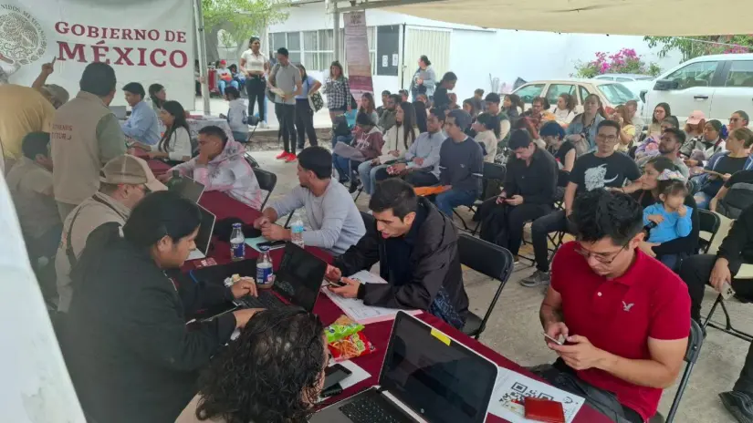 Entrega de tarjetas de la Beca Benito Juárez de universidad. Foto: Cortesía