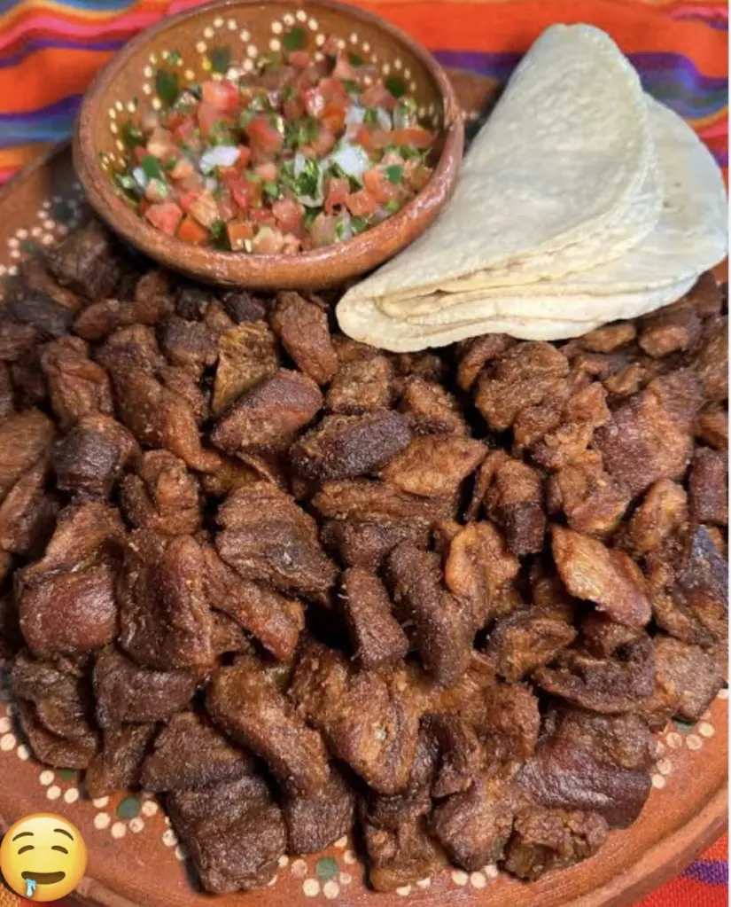 Los chicharrones están listos para ser servidos.