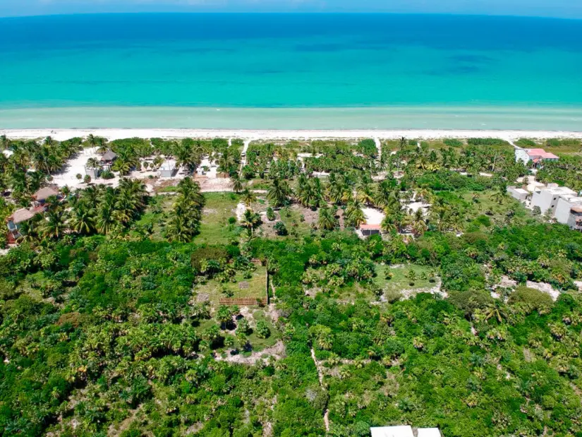 No te pierdas la oportunidad de admirar y pasear por la Playa el Cuyo. Foto: Yucatán Travel. 