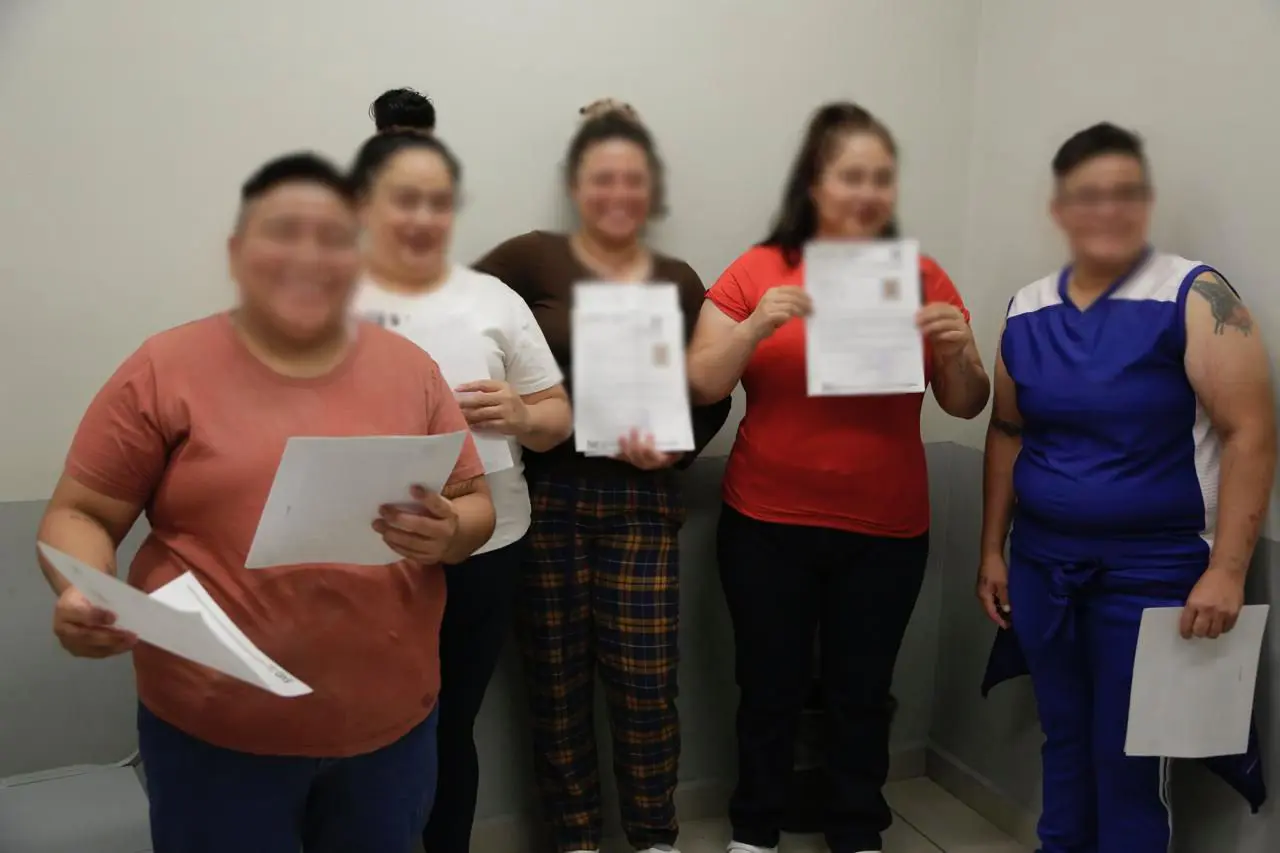 Rebeca, Daniela, María Berenice, Luz Adriana y Zuremi logran su libertad luego de que la fundación Justicia y Dignidad con Libertad A.C. pagara las multas que les impedían salir de prisión.