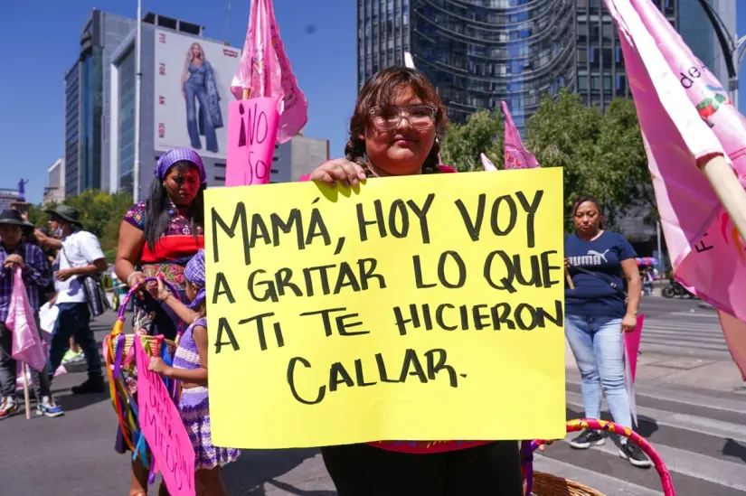 Más de 200 mil mujeres marchan en la CDMX por el 8M en una jornada pacífica