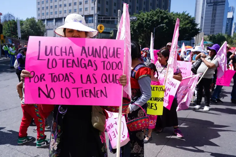 Más de 200 mil mujeres marchan en la CDMX por el 8M en una jornada pacífica