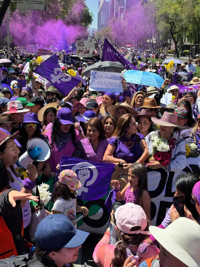 Más de 200 mil mujeres marchan en la CDMX por el 8M en una jornada pacífica