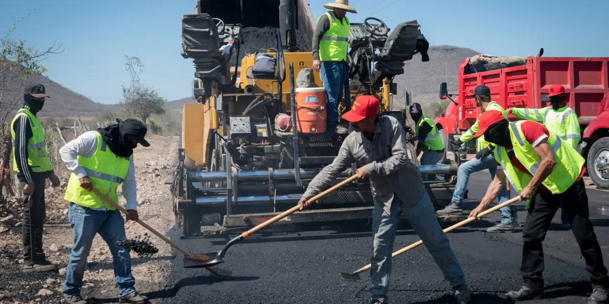 Trabajos de reencarpetado avanzan en La Chilla, sindicatura de Tacuichamona mejorando la seguridad y accesibilidad para los habitantes de la comunidad. Foto: Ayuntamiento de Culiacán