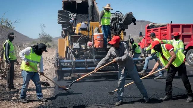 Trabajos de reencarpetado avanzan en La Chilla, sindicatura de Tacuichamona mejorando la seguridad y accesibilidad para los habitantes de la comunidad. Foto: Ayuntamiento de Culiacán