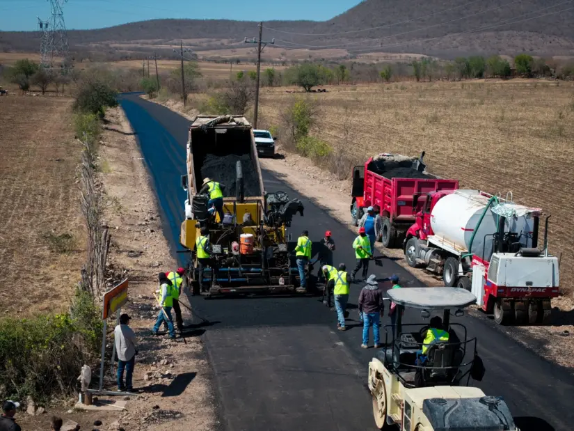 Inicio de reencarpetado en la comunidad de La Chilla, sindicatura de Tacuichamona. Foto: Ayuntamiento de Culiacán