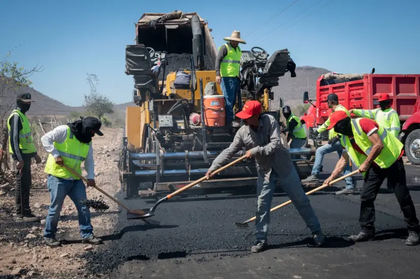 Carretera en proceso de reencarpetado como coexion a la comisaría La Chilla. Foto: Ayuntamiento de culiacán. 