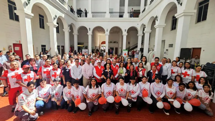 En la inaguruación de la Colecta Anual de Cruz Roja se hizo entrega del donativo a nombre de Parques Alegres.