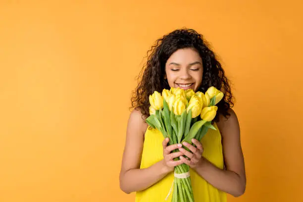 Descubre cuales son razones por las que se regalan flores amarillas el 21 de marzo. Foto: iStock. 