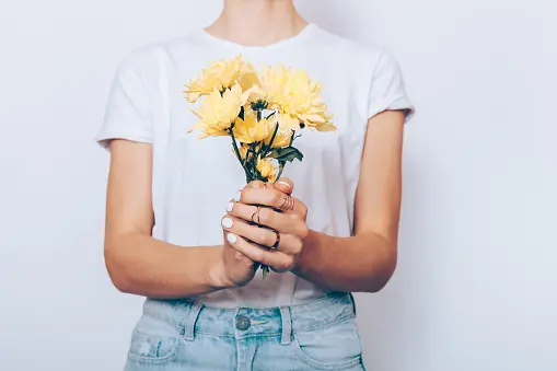 Regala flores amarillas este 21 de marzo. Foto: iStock.