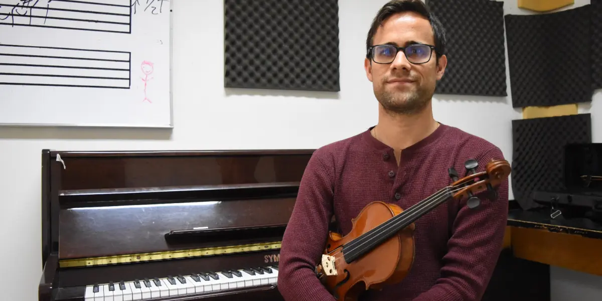 El maestro Xavier Tortosa es un violinista que con disciplina forma parte de la Orquesta Sinfónica Sinaloa de las Artes. Fotos: Lino Ceballos.