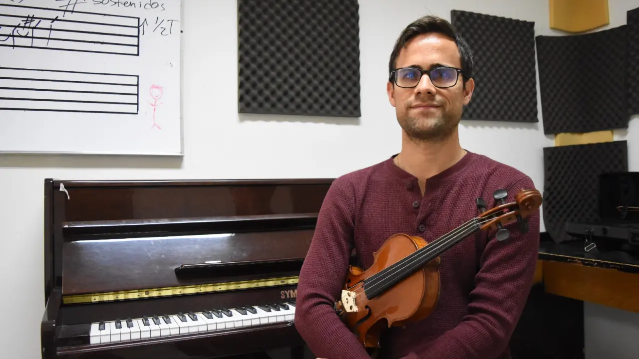 El maestro Xavier Tortosa es un violinista que con disciplina forma parte de la Orquesta Sinfónica Sinaloa de las Artes. Fotos: Lino Ceballos.