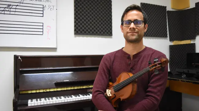 El maestro Xavier Tortosa es un violinista que con disciplina forma parte de la Orquesta Sinfónica Sinaloa de las Artes. Fotos: Lino Ceballos.