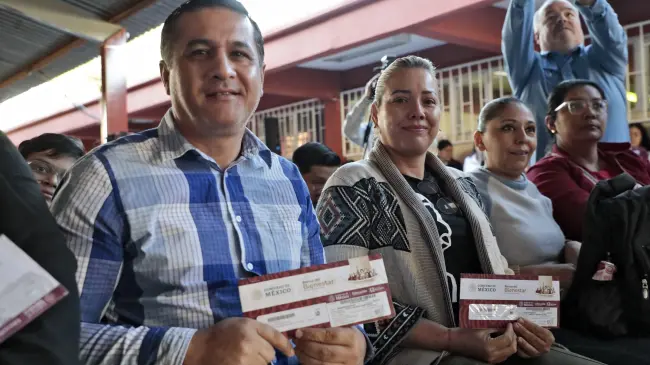 Gobierno de Sinaloa entrega beca Rita Cetina a 135 mil alumnos de secundaria.