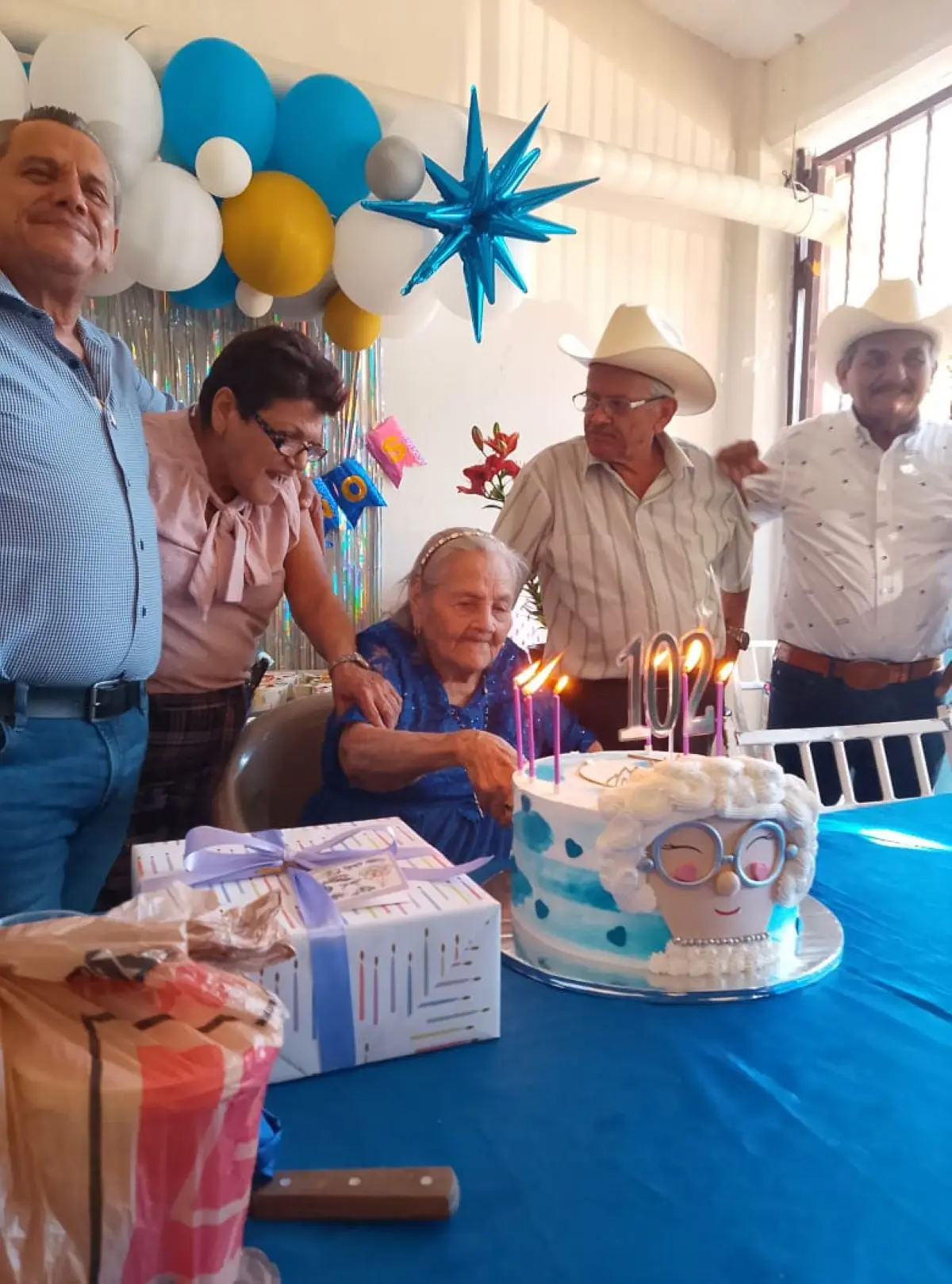 Josefina García, celebrando con sus hijos su 102 aniversario