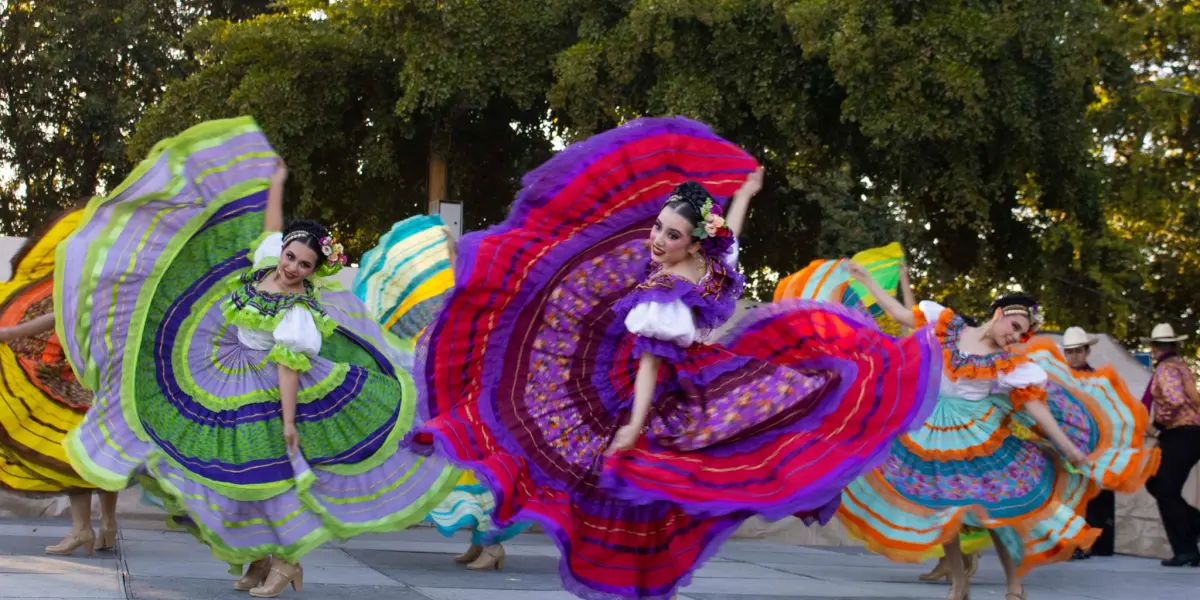 Espectáculo folclórico deslumbra en el Parque Culiacán 87.