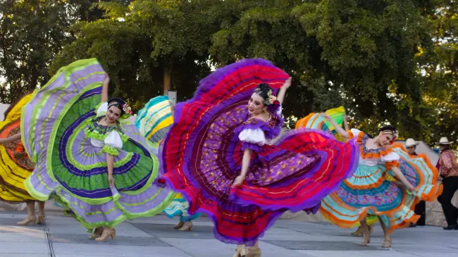 Espectáculo folclórico deslumbra en el Parque Culiacán 87.