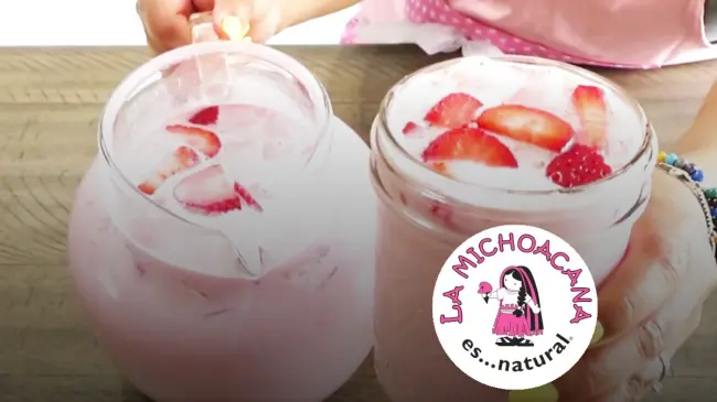 Aprende a como preparar las aguas de fresas con crema al estilo La Michoacana Foto: Youtube