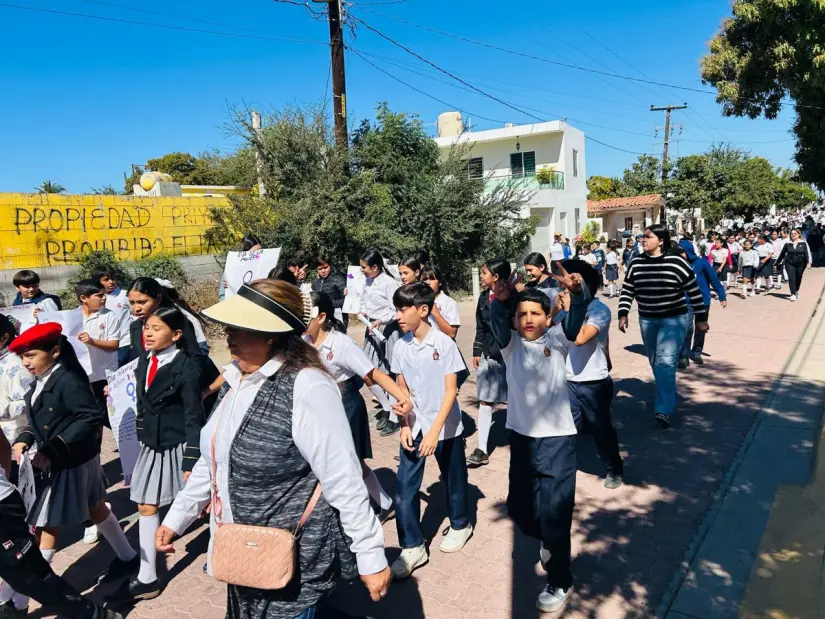 Toda la familia participó durante la caminata.