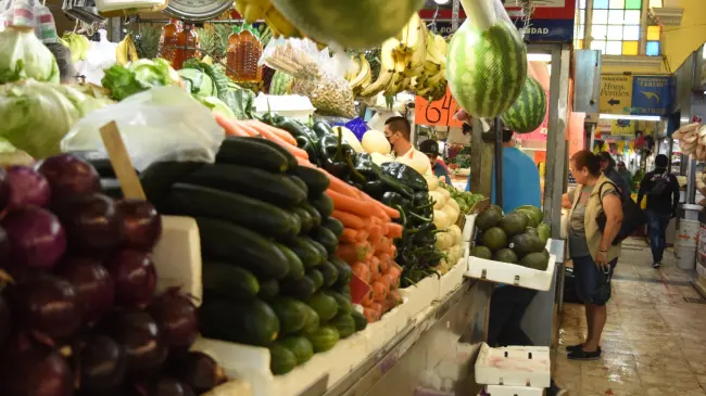 La economía de los comerciantes del Centro podría mejorar con la modernización que proponen los Locatarios del Mercado Garmendia. Fotos: Lino Ceballos.