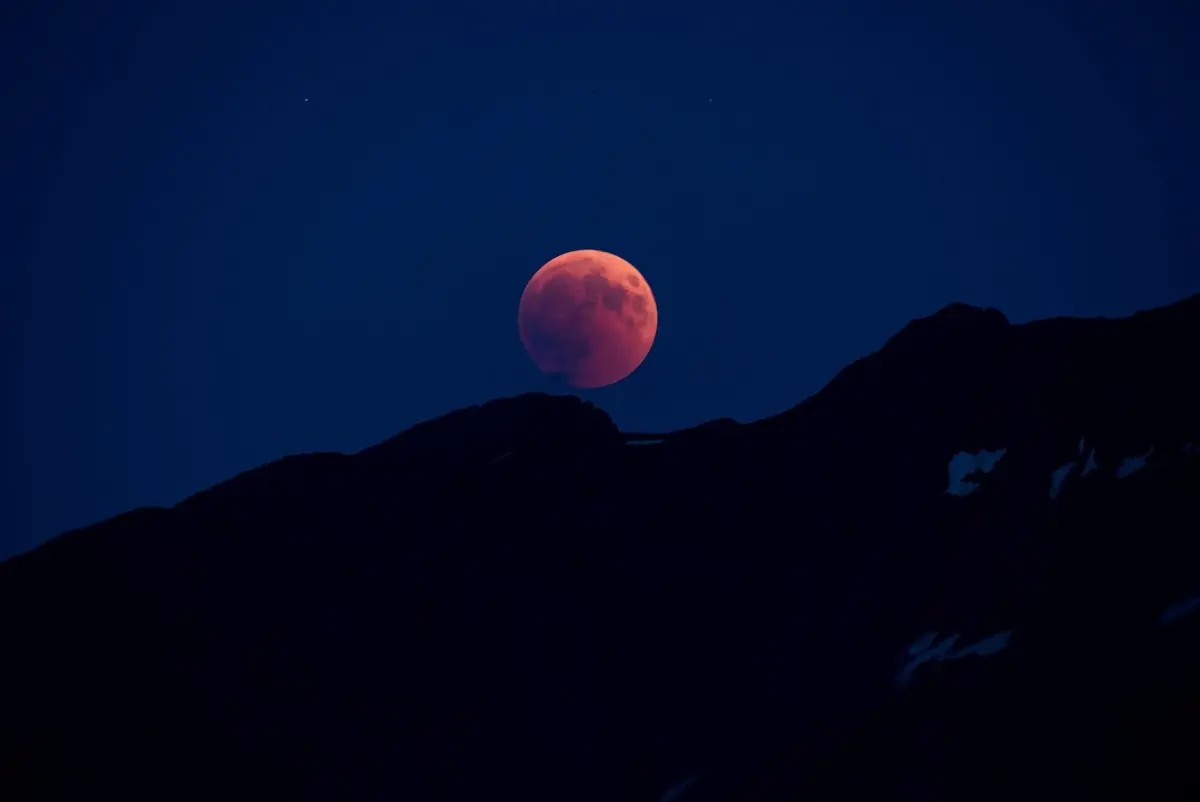 Le llaman Luna de sangre por el tono rojizo que adquiere el satélite terrestre durante el evento. Foto: Pixabay