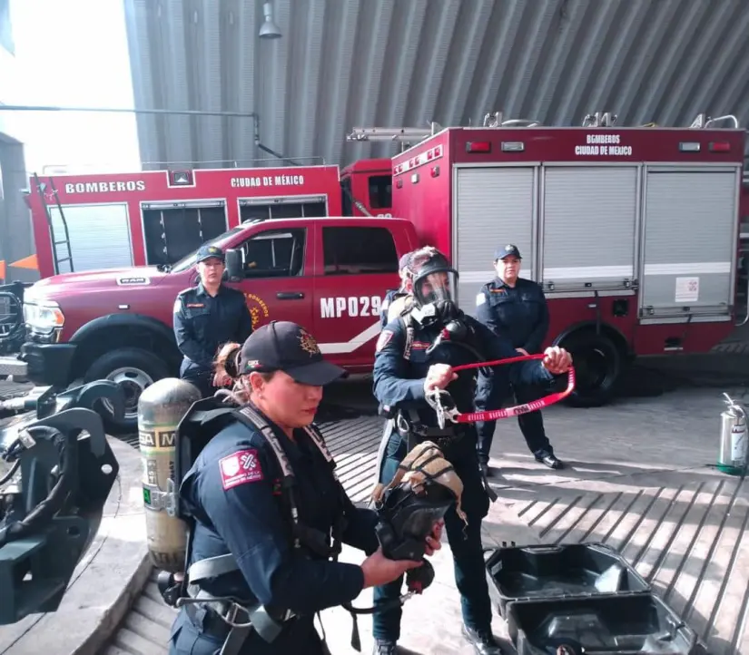 Equipo del Herico Cuerpo de Bombero de la Ciudad de México. Foto: cortesía