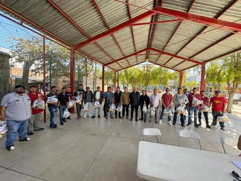 Entrega de depensas a los músicos y sus familias para contar con un sustento. Foto: Cortesía.