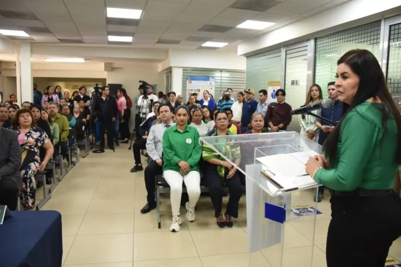 Doctora Sofía Angulo de Madueña Molina, platica previa a las consultas para beneficiados. Foto: Cortesía.