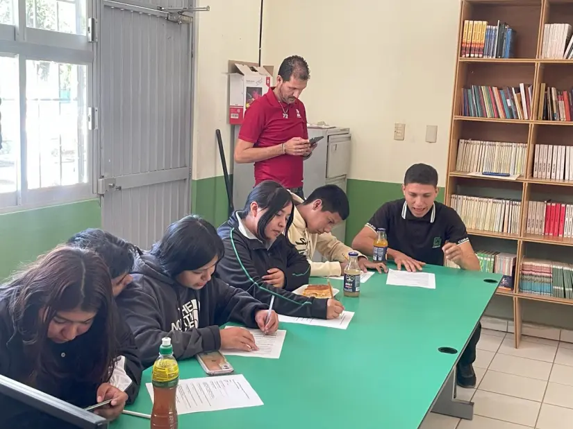 Los estudiantes responden una encuesta para detectar los desafíos de movilidad.