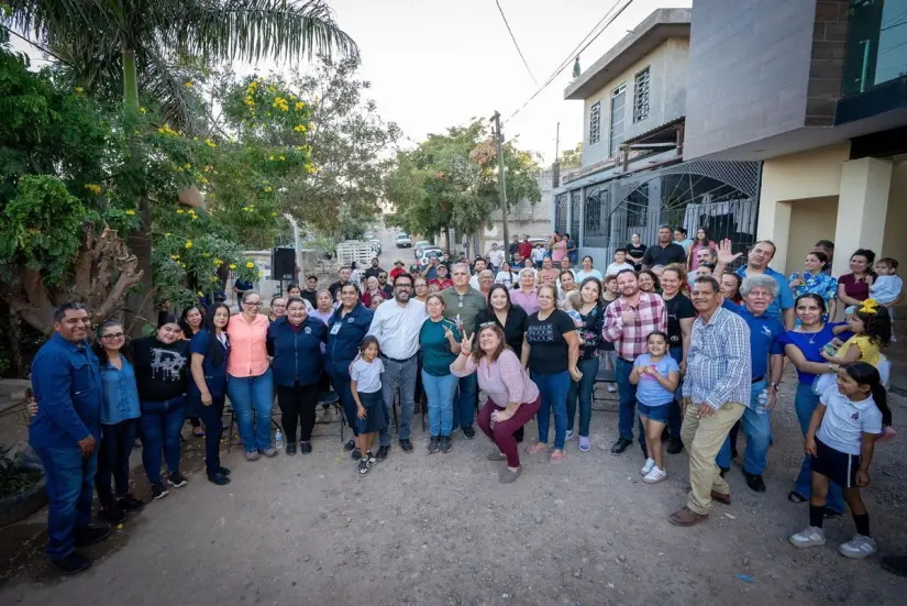 El presidente municipal se dirigió a los habitantes presentes en la platica. Foto: Cortesía