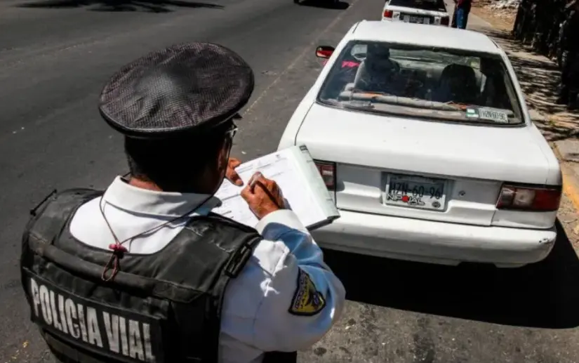 Multas por usar porta placas que obstruyan la visibilidad de las placas. Foto: informador.mx