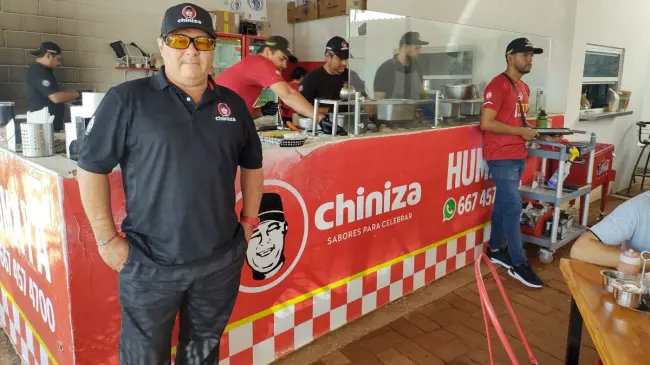 Juan Francisco González, culiacanense con rasgos orientales, ha logrado colocar sus tacos de birria en el gusto de su gente.